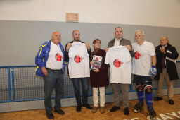 Entrega camiseta conmemorativa del C.D. Amigos del Cibeles a la Familia de Alberto Areces (Foto cedida por La Opinión A Coruña)